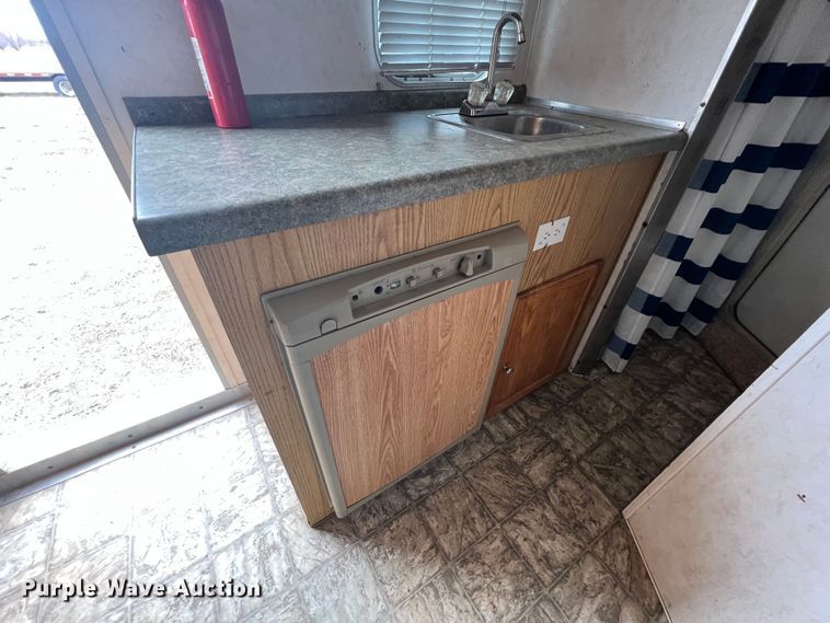 image for item ID9488 2005 Logan Coach  livestock trailer