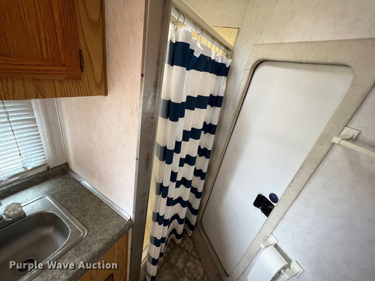 image for item ID9488 2005 Logan Coach  livestock trailer