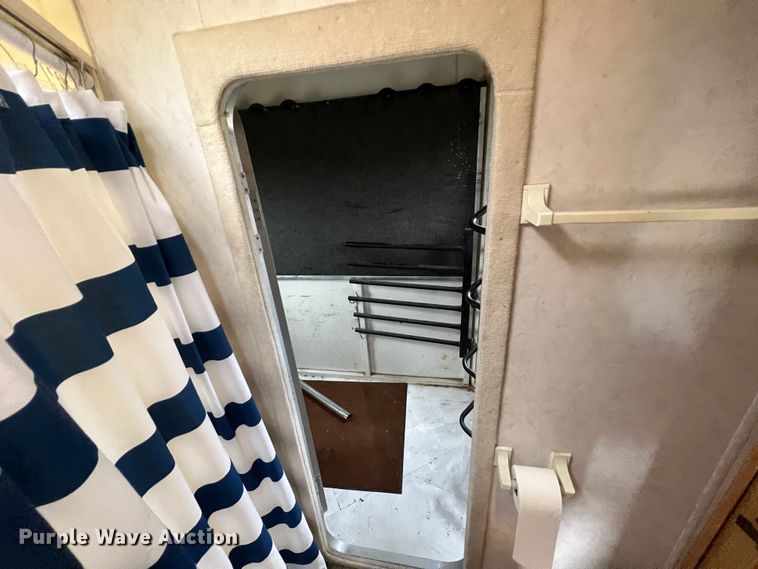 image for item ID9488 2005 Logan Coach  livestock trailer