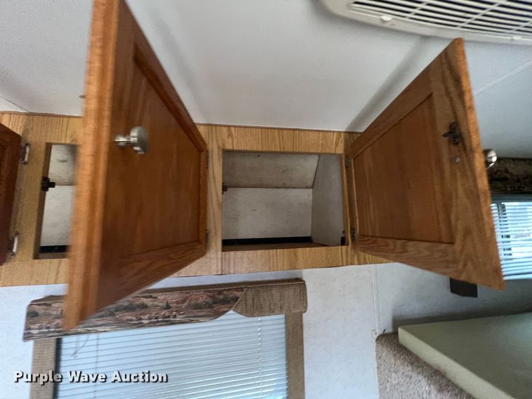 image for item ID9488 2005 Logan Coach  livestock trailer