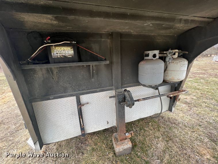 image for item ID9488 2005 Logan Coach  livestock trailer