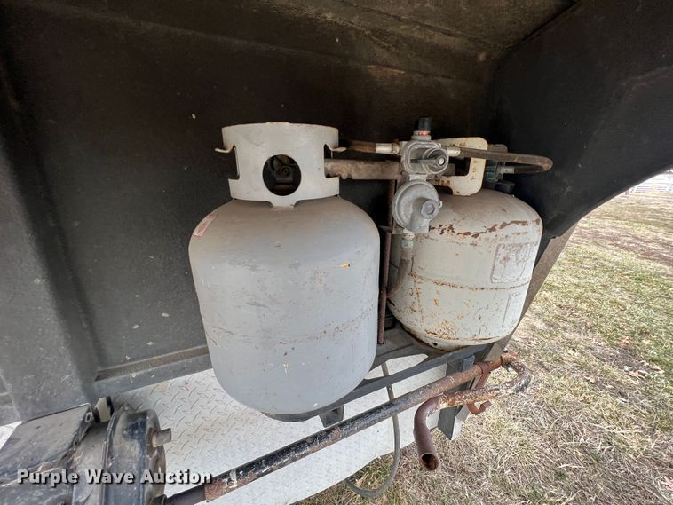 image for item ID9488 2005 Logan Coach  livestock trailer