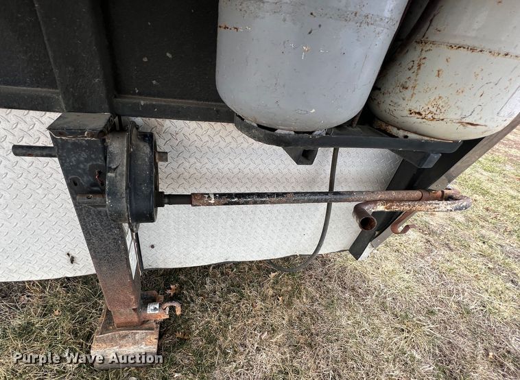 image for item ID9488 2005 Logan Coach  livestock trailer