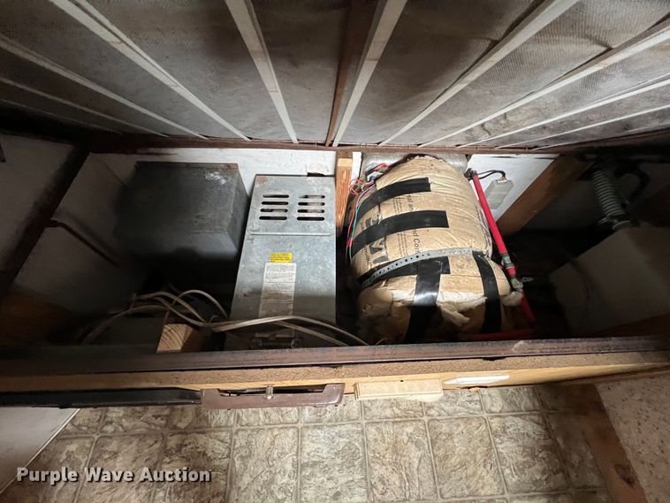 image for item ID9488 2005 Logan Coach  livestock trailer