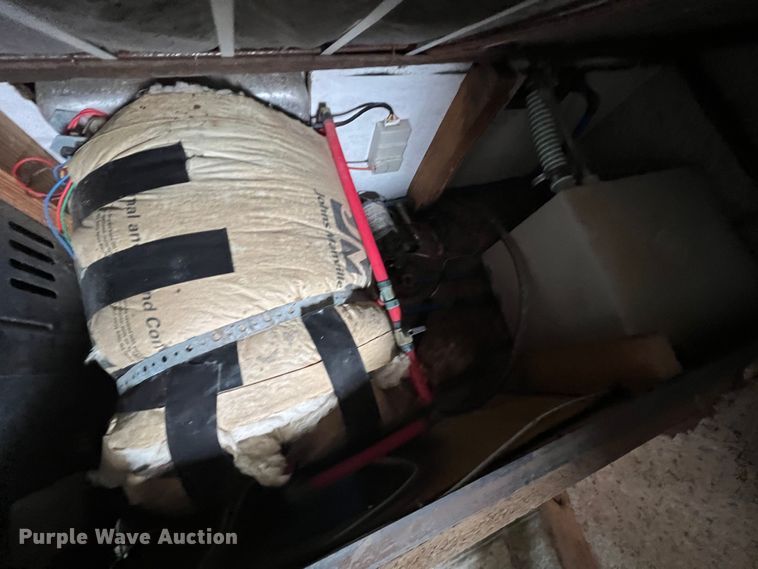 image for item ID9488 2005 Logan Coach  livestock trailer