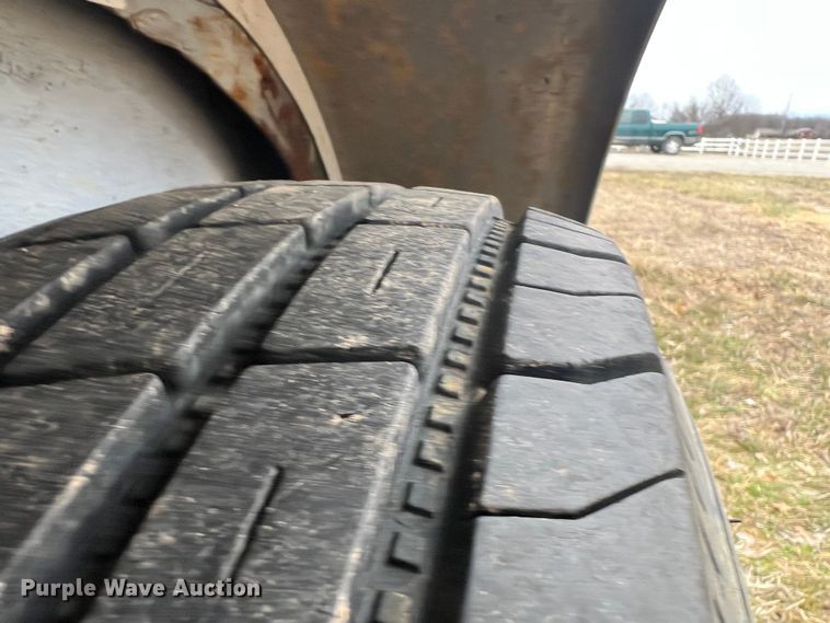 image for item ID9488 2005 Logan Coach  livestock trailer