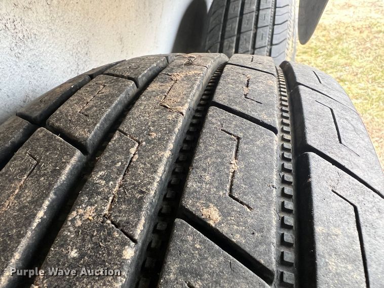 image for item ID9488 2005 Logan Coach  livestock trailer