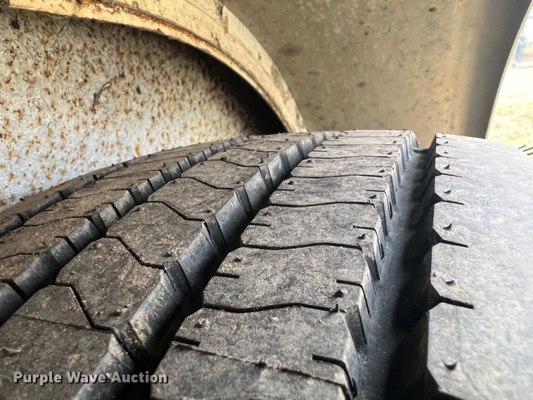 image for item ID9488 2005 Logan Coach  livestock trailer