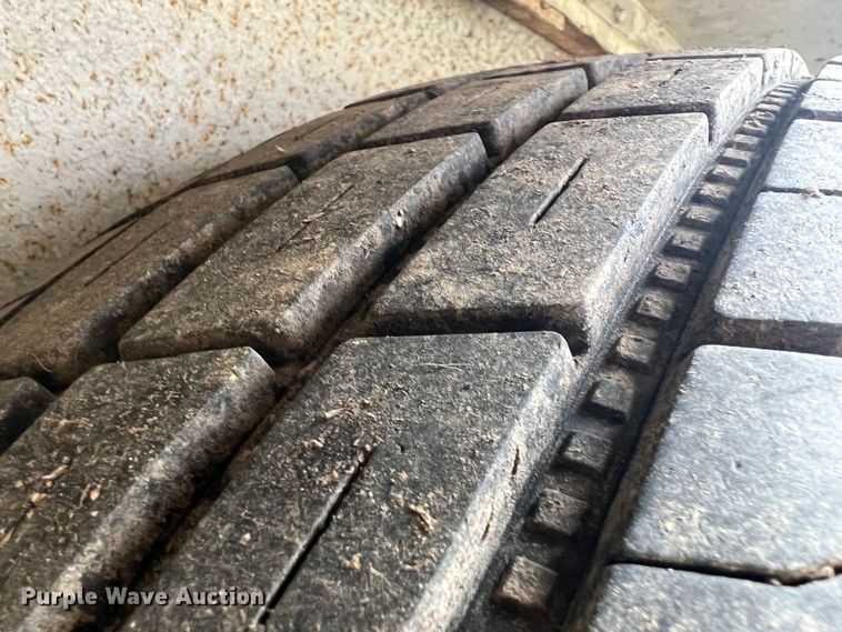 image for item ID9488 2005 Logan Coach  livestock trailer