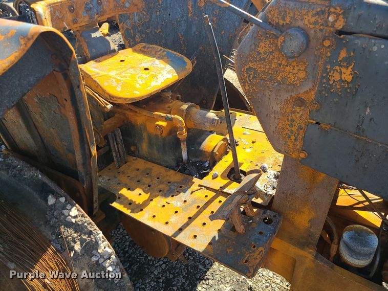 image for item JG9484 Oliver 1800  tractor