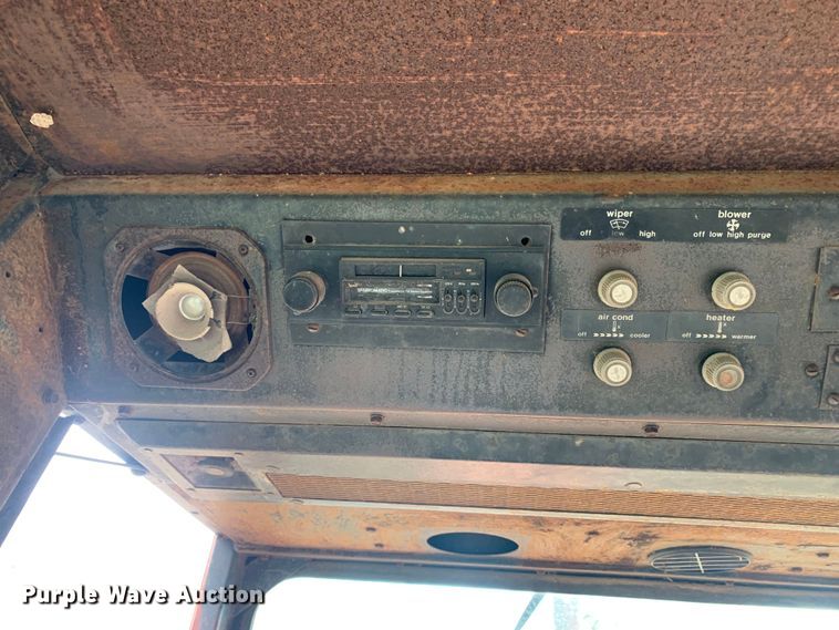 image for item LI9081 1979 Allis Chalmers 7010  tractor