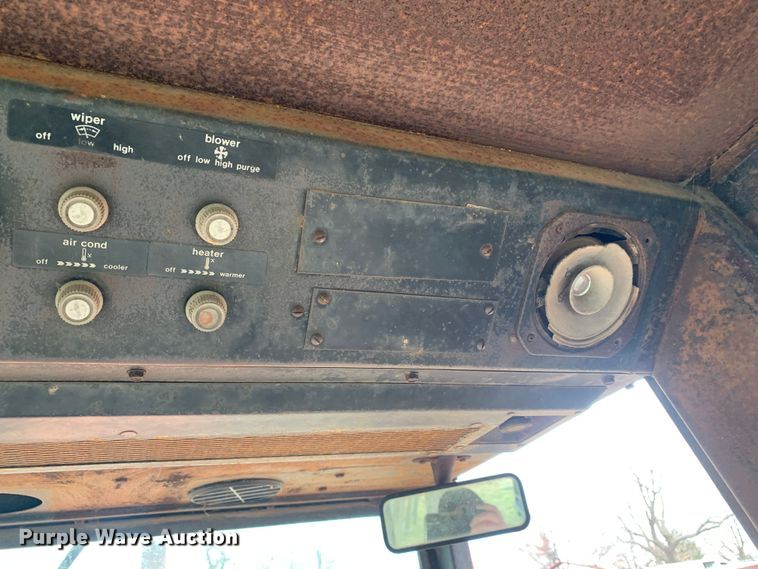 image for item LI9081 1979 Allis Chalmers 7010  tractor