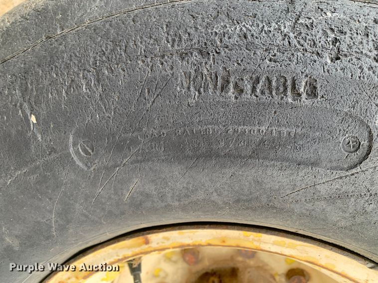 image for item LI9081 1979 Allis Chalmers 7010  tractor