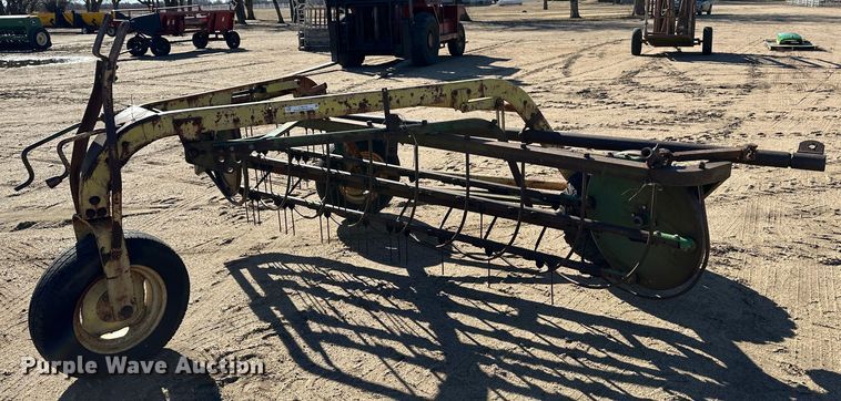 image for item LT9116 John Deere 640 hay rake