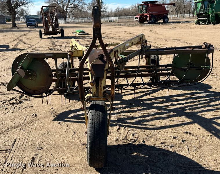 image for item LT9116 John Deere 640 hay rake
