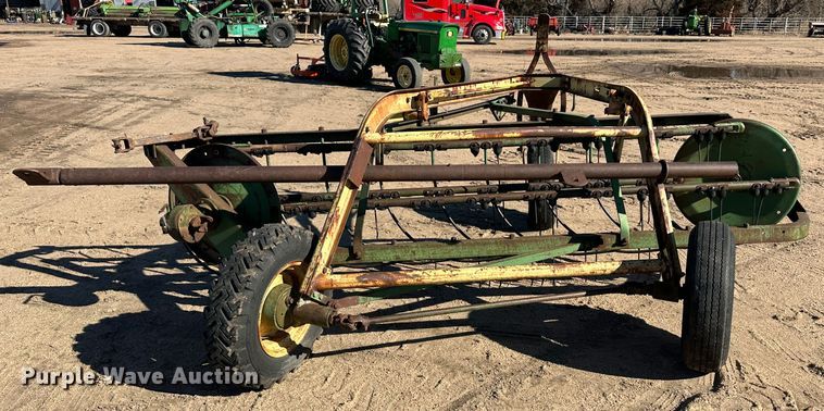 image for item LT9116 John Deere 640 hay rake