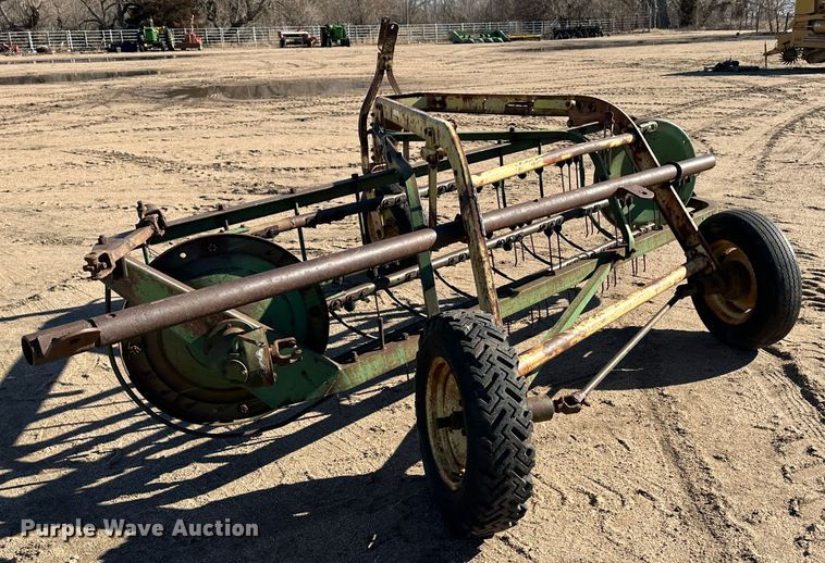 image for item LT9116 John Deere 640 hay rake