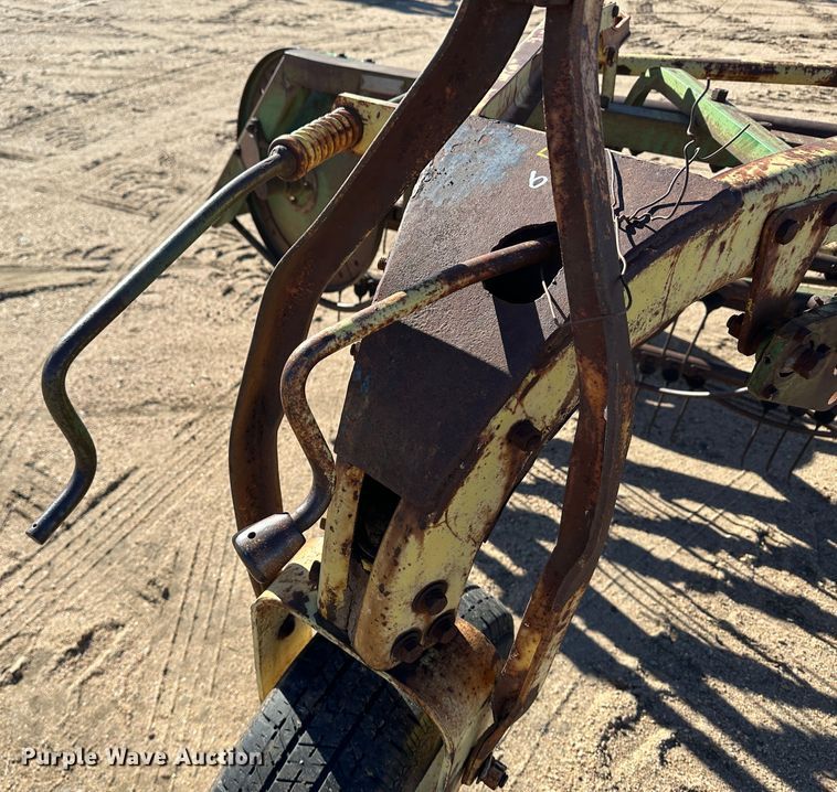 image for item LT9116 John Deere 640 hay rake