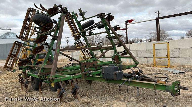 image for item LT9429 John Deere 610  chisel