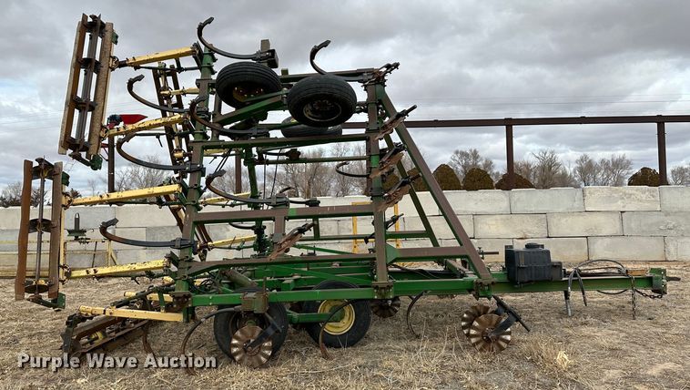 image for item LT9429 John Deere 610  chisel