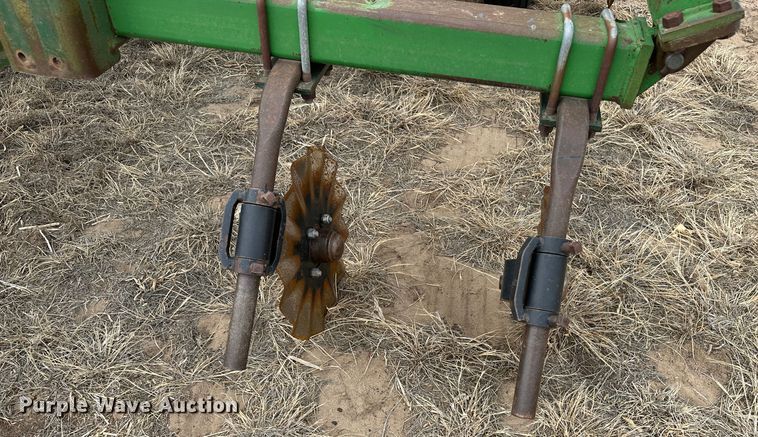 image for item LT9429 John Deere 610  chisel