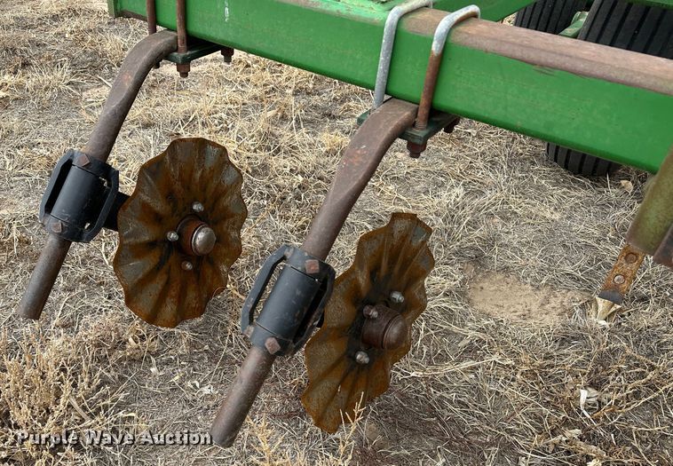 image for item LT9429 John Deere 610  chisel