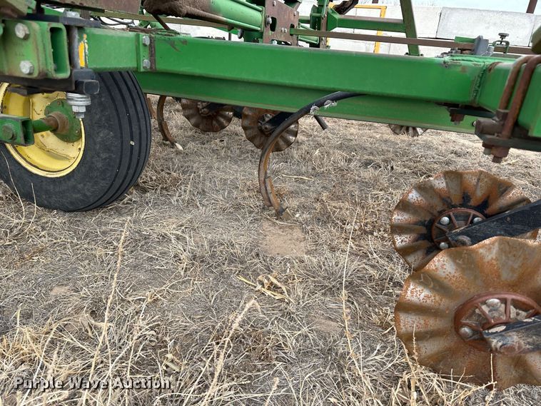 image for item LT9429 John Deere 610  chisel