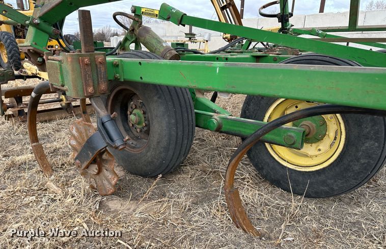 image for item LT9429 John Deere 610  chisel