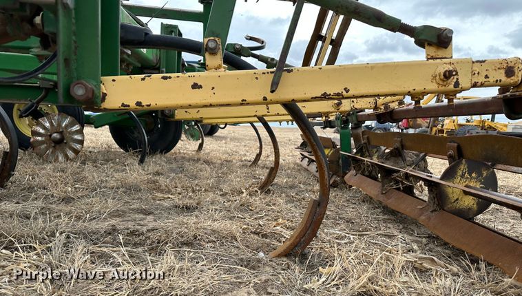 image for item LT9429 John Deere 610  chisel