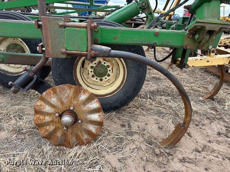 image for item LT9429 John Deere 610  chisel