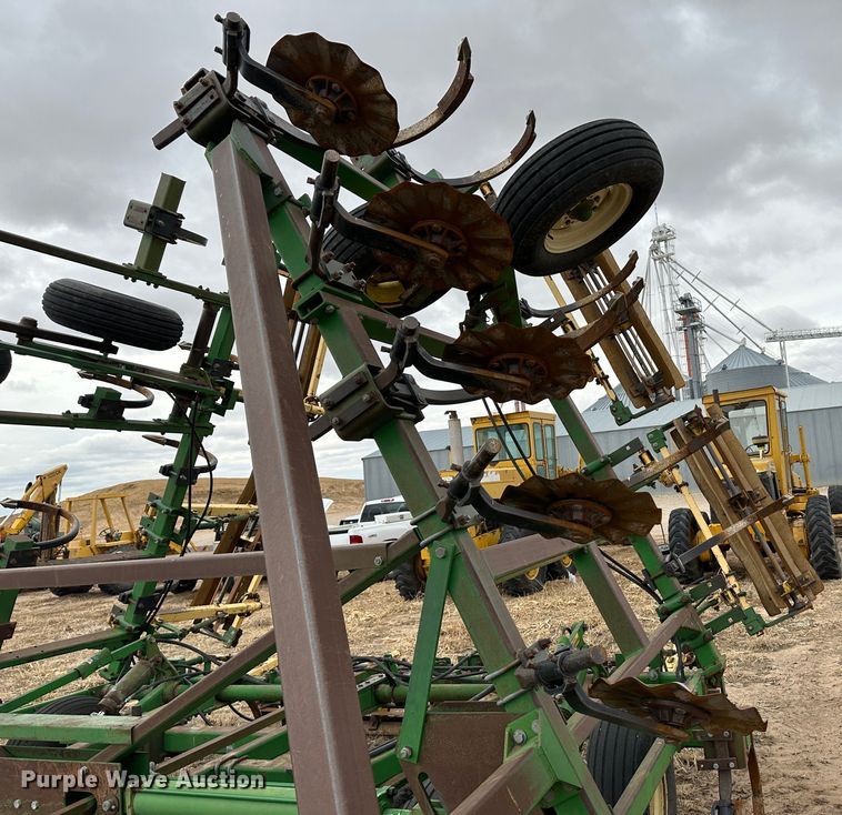 image for item LT9429 John Deere 610  chisel