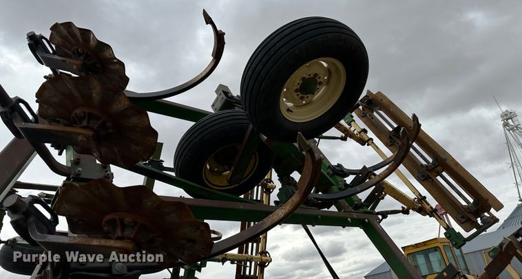 image for item LT9429 John Deere 610  chisel