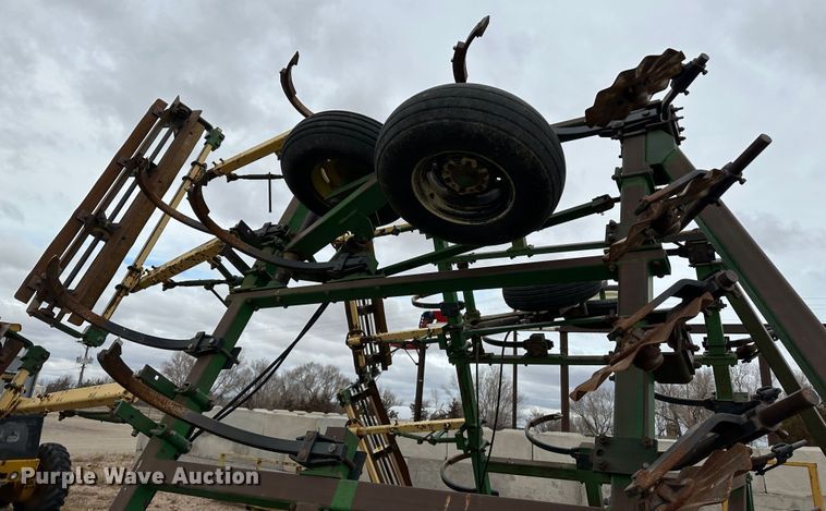 image for item LT9429 John Deere 610  chisel