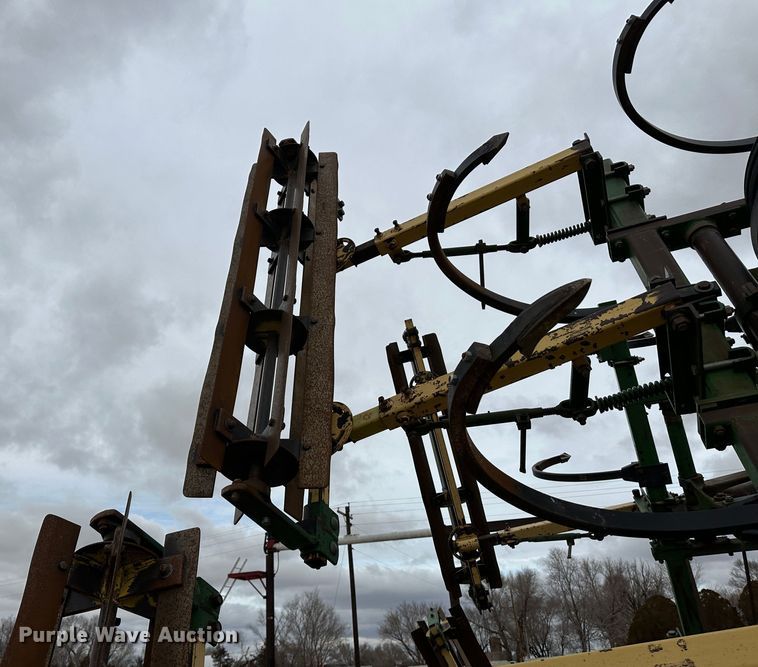 image for item LT9429 John Deere 610  chisel