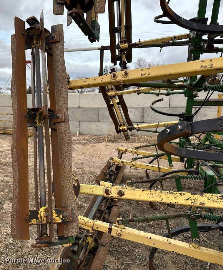 image for item LT9429 John Deere 610  chisel