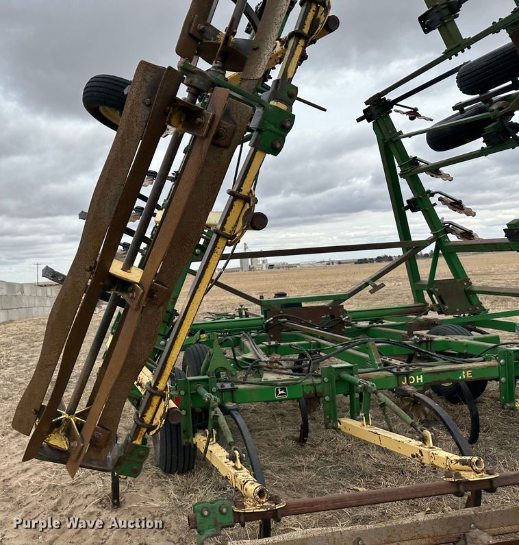 image for item LT9429 John Deere 610  chisel