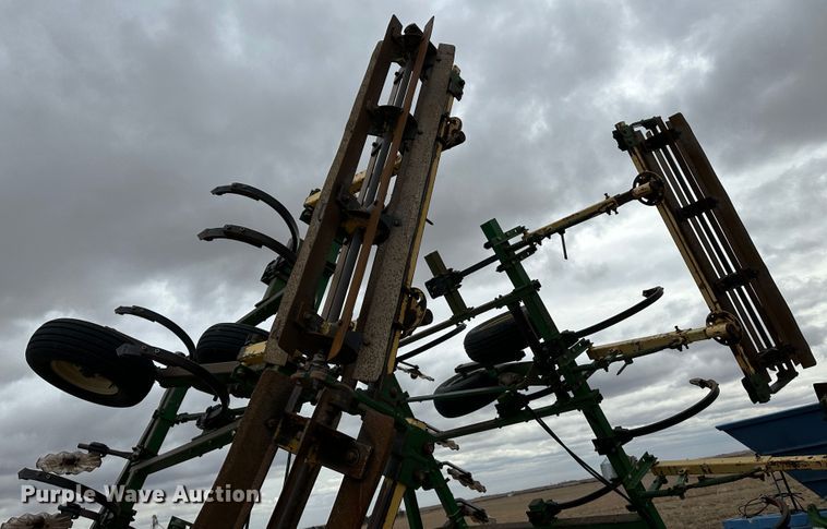 image for item LT9429 John Deere 610  chisel