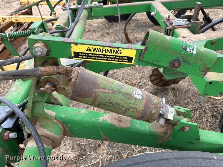 image for item LT9429 John Deere 610  chisel