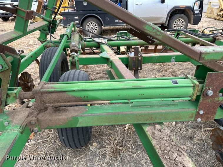 image for item LT9429 John Deere 610  chisel