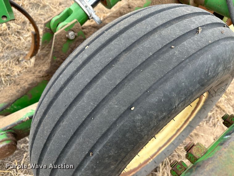 image for item LT9429 John Deere 610  chisel