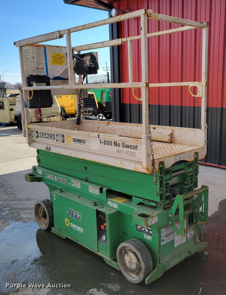 image for item MC9569 2013 JLG 1932RS  scissor lift