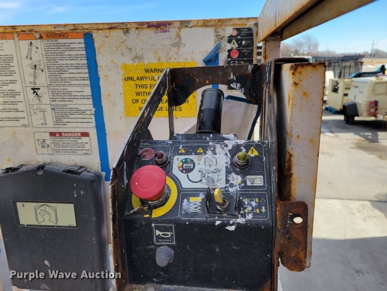 image for item MC9569 2013 JLG 1932RS  scissor lift