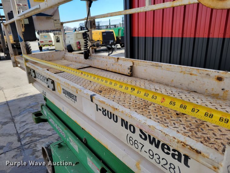 image for item MC9569 2013 JLG 1932RS  scissor lift