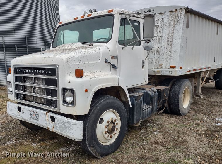 image for item MD9298 1984 International S2375  semi truck
