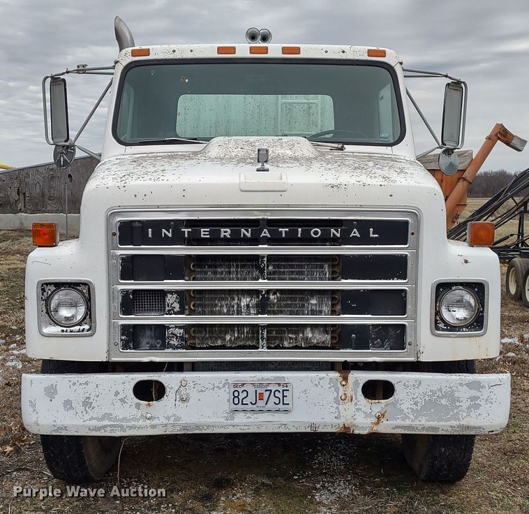 image for item MD9298 1984 International S2375  semi truck