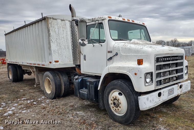 image for item MD9298 1984 International S2375  semi truck