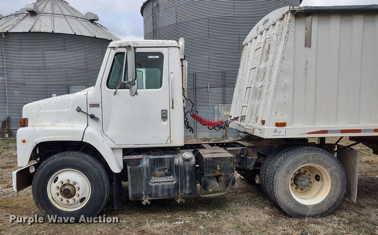 image for item MD9298 1984 International S2375  semi truck