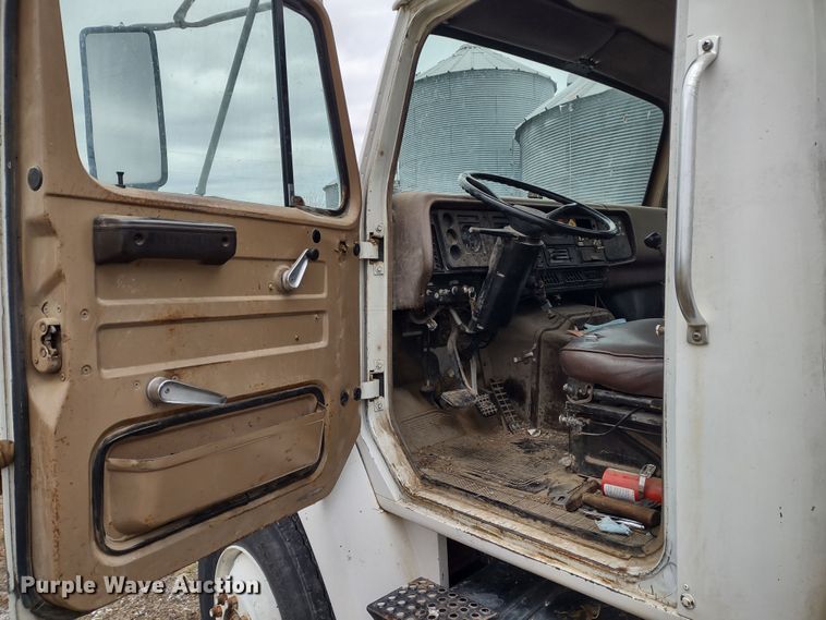 image for item MD9298 1984 International S2375  semi truck