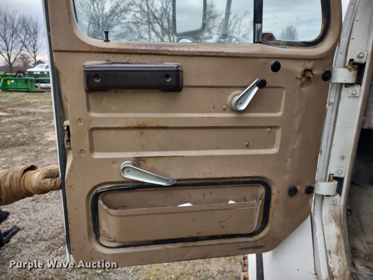 image for item MD9298 1984 International S2375  semi truck