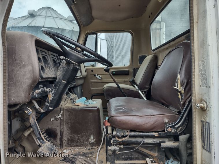 image for item MD9298 1984 International S2375  semi truck